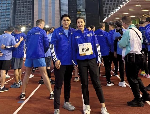 临近年关，轻松"拿捏"霍启刚的郭晶晶，竟意外走上了倪萍的老路