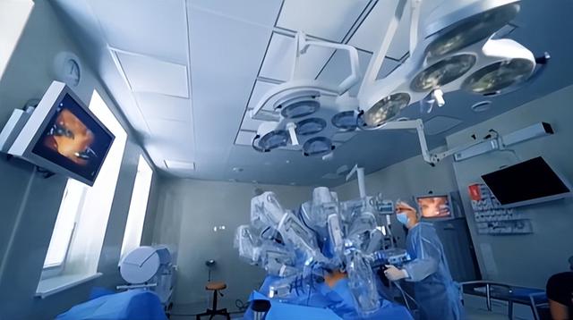 全球首例，跨4200公里 不到7分钟，机器人完成远程微米级眼科手术