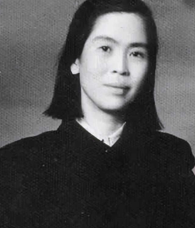 30岁的贺子珍在苏联莫斯科的样子， 烫着时尚的发型，穿着漂亮裙子