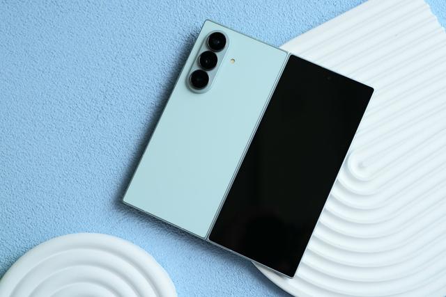 折叠屏技术破局：苹果iPhone与三星Z Fold 8，同用“无折痕”屏！