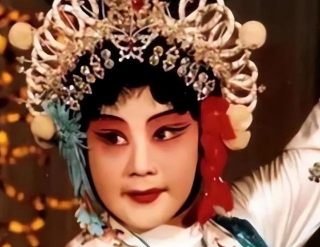 吃里爬外，永不回国？她带领30名演员选择留美，如今年过花甲归来
