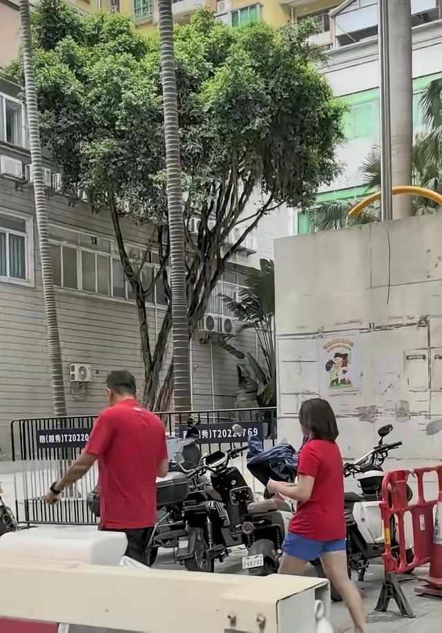 全红婵一个人去公安局办证 一个工作人员跟着挺低调 成名也没啥架子