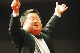 智商3岁的"天才指挥家"舟舟，被谎言包裹27年，如今咋样了？图片