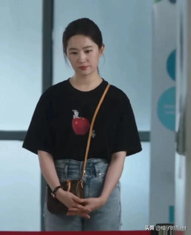 38岁刘亦菲，像中年妇女，身材发福，圆润了不少，和普通人差不多