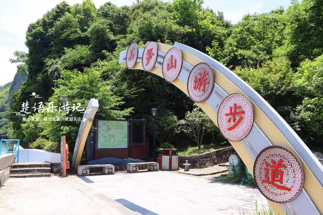 浙江绍兴这个公园依山傍水，两根石笋营造美丽风光，成为休闲胜地