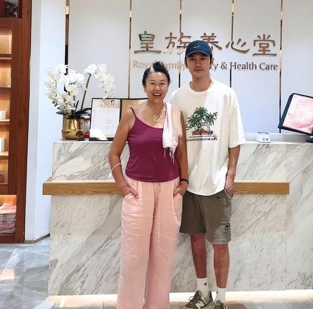 比胡歌帅，比靳东火，42岁未婚未育的他，是刘涛永远的“痛”！