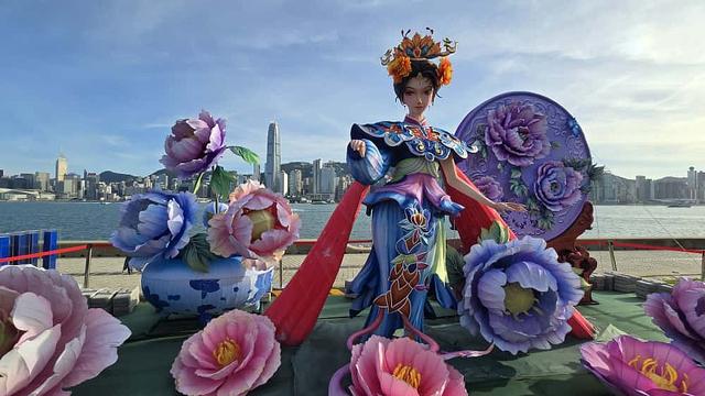 「华服嘉年华」登陆西九文化区 12.8米巨型仙子花灯与维港辉映