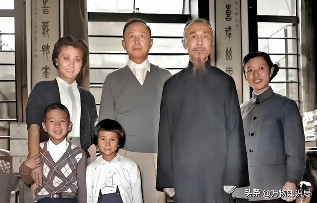 1960年，钱学森夫妇与郭永怀一家颐和园留影，两位夫人都才貌俱全