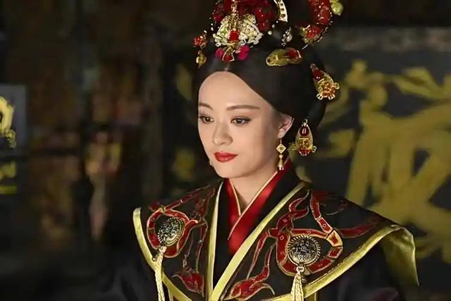 她陪他睡了30年,生下2个儿子,最后却亲手将他毒杀在自己寝宫里