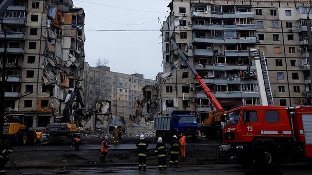 俄军杀疯了：用3吨炸弹给乌指挥所洗地，50名军官瞬间化为齑粉