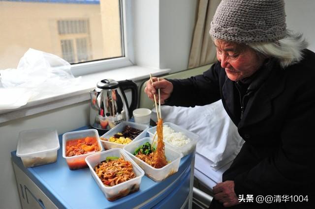 母亲住院大嫂伺候20天，等我回家，大嫂悄悄往我包里放10000元钱