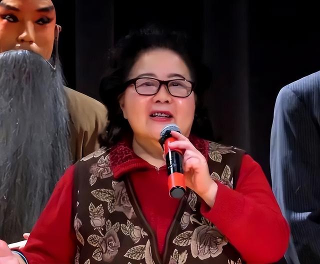 吃里爬外，永不回国？她带领30名演员选择留美，如今年过花甲归来