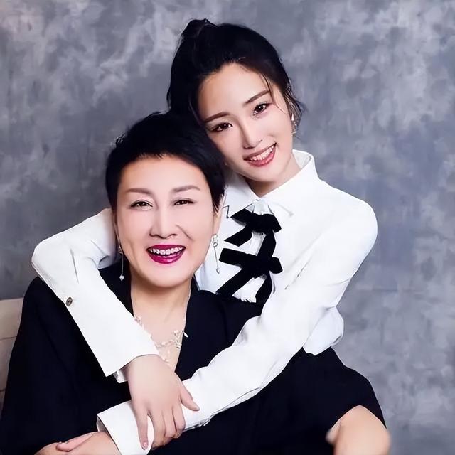 没想到，63岁张凯丽，因九三阅兵上的一个动作，再次实现口碑暴增