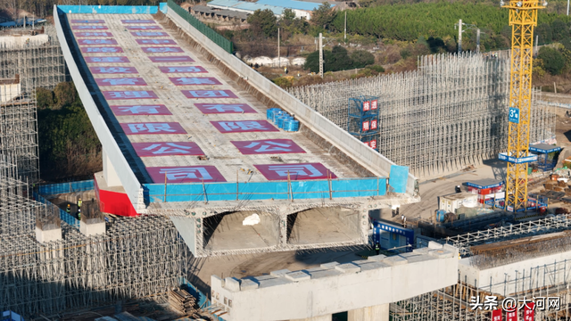 许昌绕城高速公路上跨京广铁路桥转体施工顺利完成