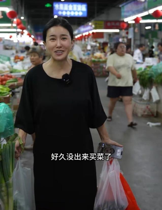 42岁香港艳星下嫁山东农村，曾不雅照满天飞，现状曝光，她后悔吗