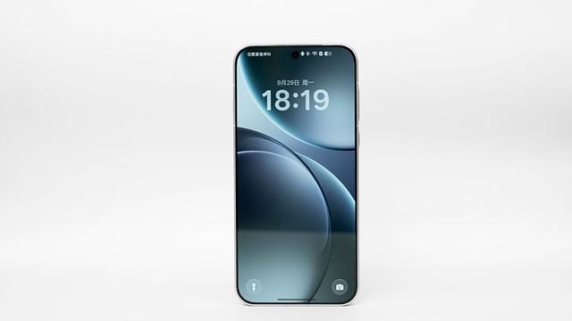OPPO Find X9 Pro霜白：绒砂工艺藏细节，简约机身显高级