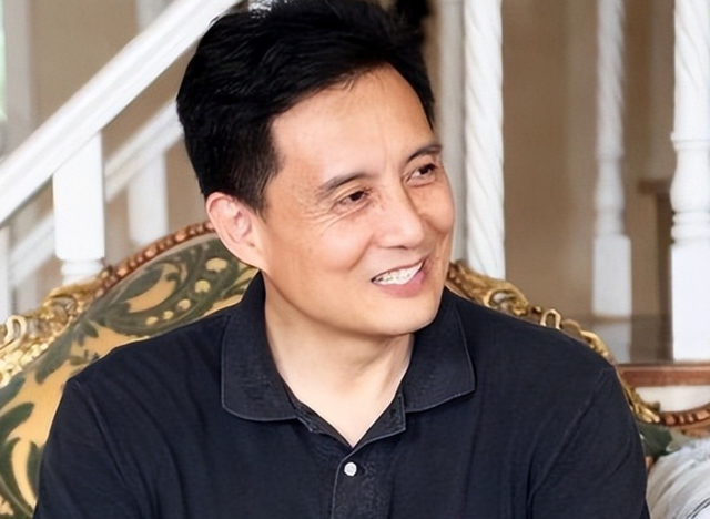 他被谢霆锋打成重伤，发妻6次流产绝情离开，如今街头卖卤肉为生