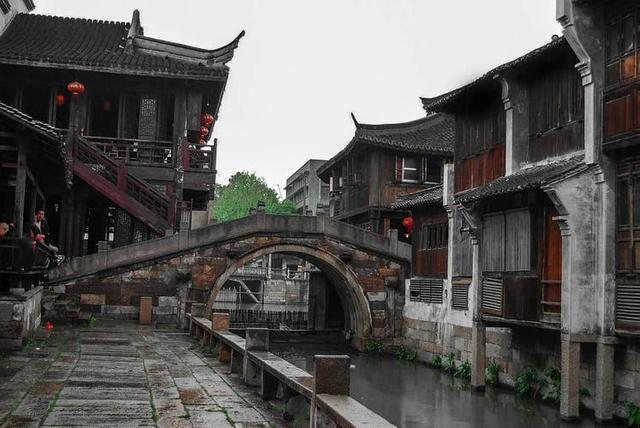 自驾 318 ，花680 住县城酒店是智商税，住 500 块星空营地是真懂行
