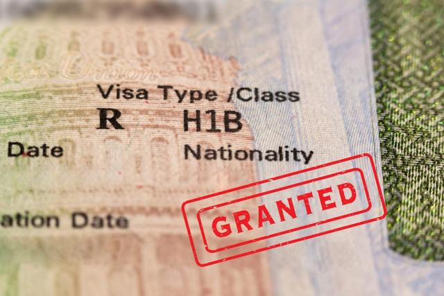 重挫硅谷！签证年费暴涨至10万美元，38%人才逃离，中国要躺赢？