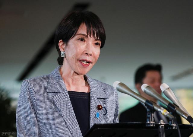 王毅与绍伊古会面 两人微笑握手