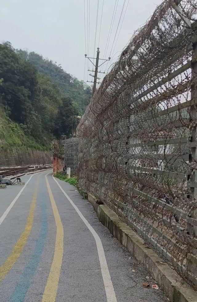 不狠不行的中越边境：数百公里的铁丝网，这下越南人看了都老实了