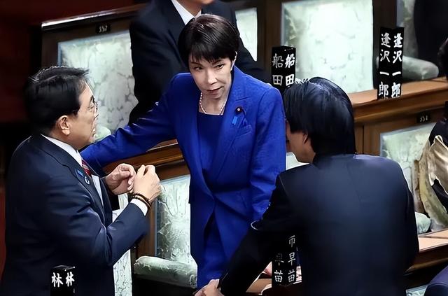 关键指标99%，高市乐得连喊3声“万岁”	，麻生太郎：中国不足畏惧