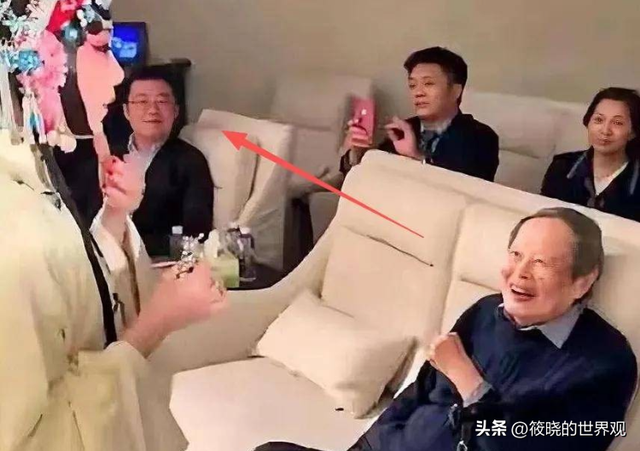 49岁的翁帆也没想到，杨振宁去世后，竟因一个举动实现口碑暴涨