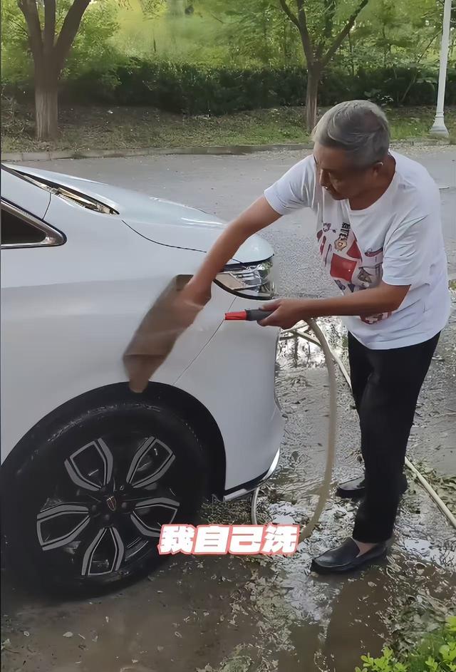 别作了！杜源住别墅开40万车，徒手洗车闪伤腰，只为省20块洗车钱