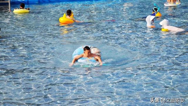 泰安惊现 “液态蓝” 巨型露天泳池！比空调房爽100倍！