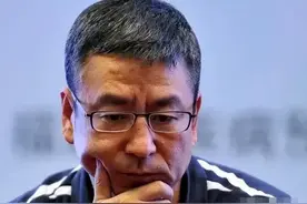 央视一哥白岩松：被病痛折磨暴瘦50斤，睡3-4个小时，多次想自杀图片