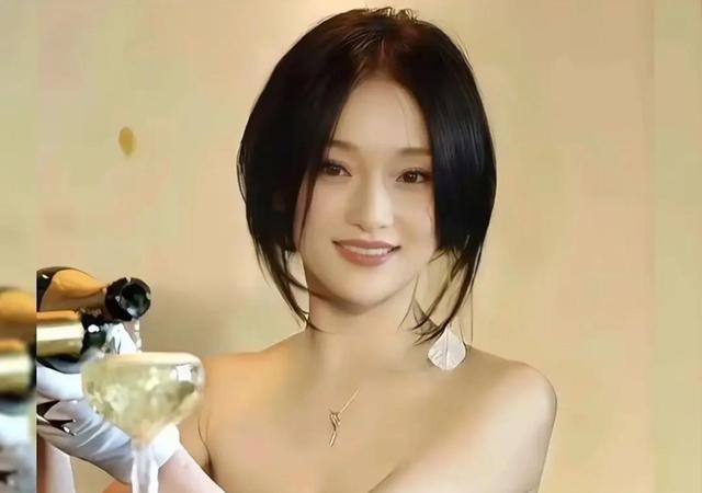 50岁周迅变样：满头白发脸松垮，瘪嘴像老奶奶，无儿无女成遗憾