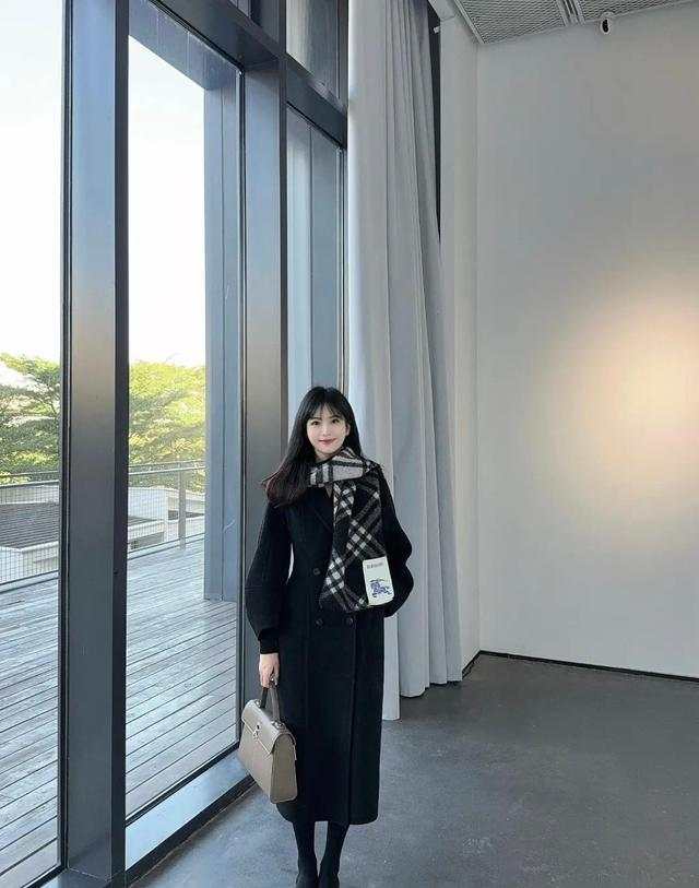 秋冬的“黑色大衣”，这样穿才够美够洋气！