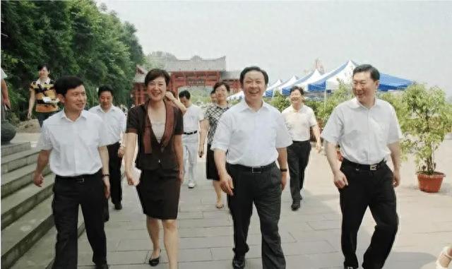 袁菱女县委书记过着奢华如女皇的后宫生活！