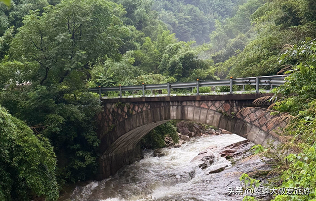 这个浙江秋日宝藏地真不错，山色空濛、鲜有人迹，可享受大自然！