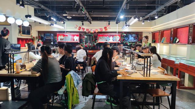 长春这有山摩肩擦踵，南湖公园绿树迎风