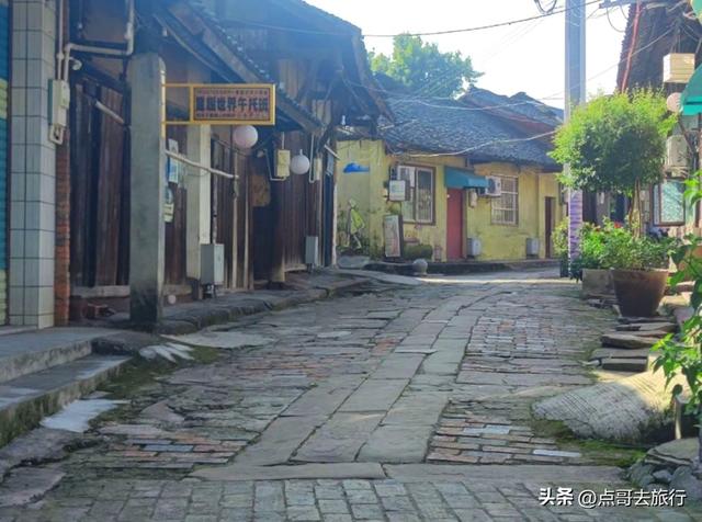 成都龙泉山下，最低调的古场镇，停留在80年前，公交车1元直达！