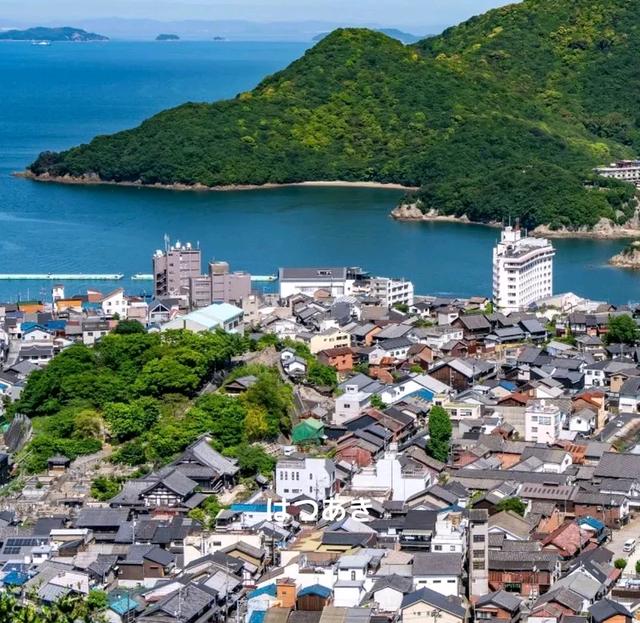 日本广岛湾中的宫岛，面积30km²