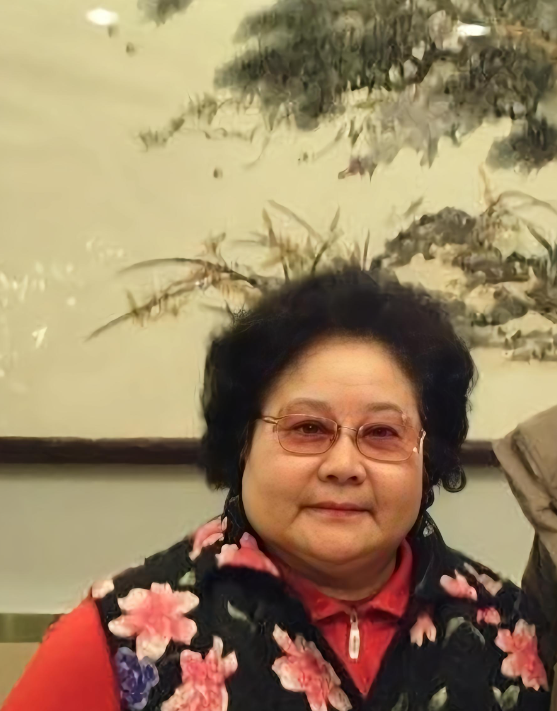 吃里爬外，永不回国？她带领30名演员选择留美，如今年过花甲归来