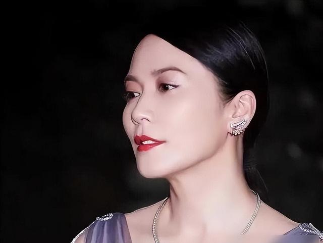 54岁俞飞鸿不结婚，冯唐问她生理需求，她说有男人陪了她近20年！