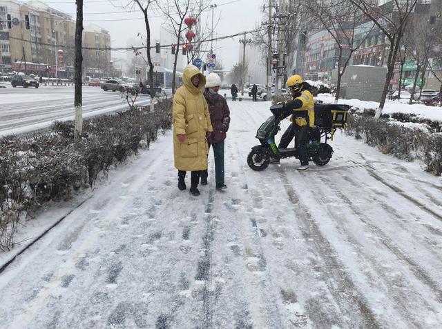 暴雪停课刷屏全网，乌鲁木齐凭什么从"中转站"逆袭？一细节戳人心