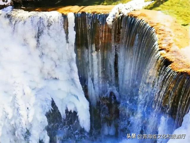 青海的冬天有多美?风裹着雪吻过河流,阳光在雪山尖写满温柔