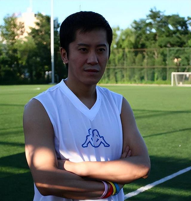 他8次上春晚	，作死被捕入狱，如今56岁无人问津，沦落到四处走穴