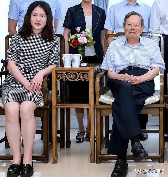 她28岁赌上一切跟了大54岁杨振宁，21年后，这场豪赌结局如何？