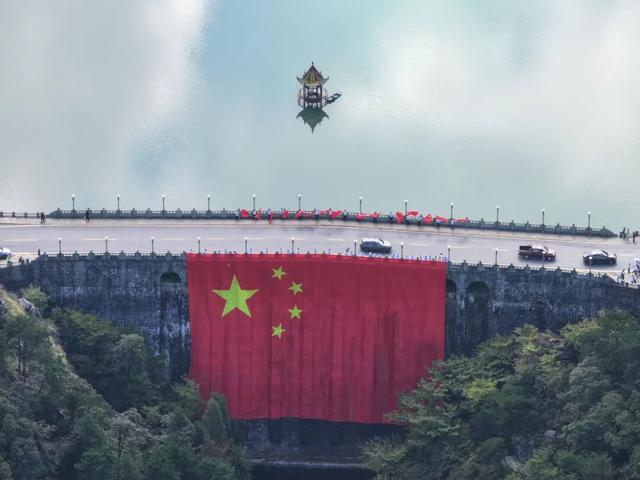 庐山惊现巨幅五星红旗