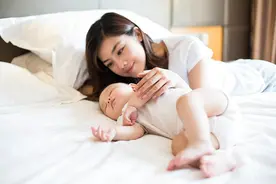 “三月认母”，宝宝有这几个表现，说明已经开始认识你并依赖你了图片