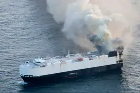 比电车着火更可怕的，是电车在海上着火图片