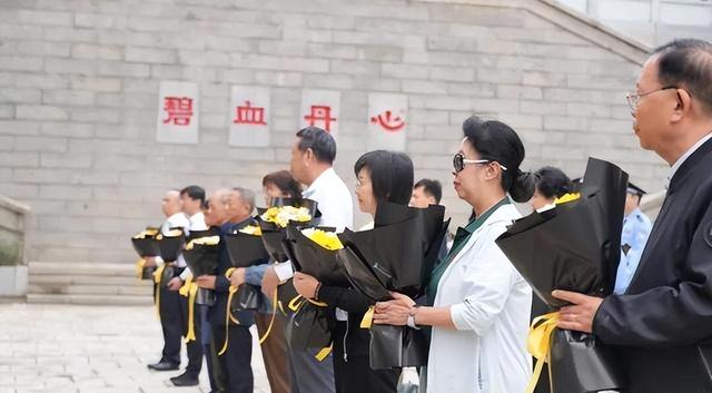 聂家后辈祭吴石将军墓，坟前催人泪下，“我爷爷还在台湾”