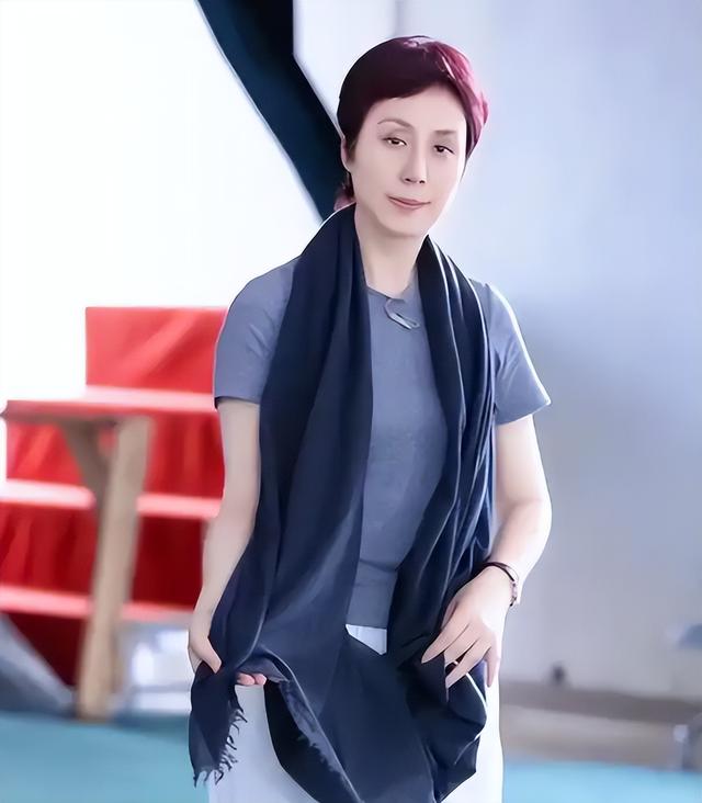离婚18年才发现，身价上亿住四合院的李成儒，真的配不上史依弘
