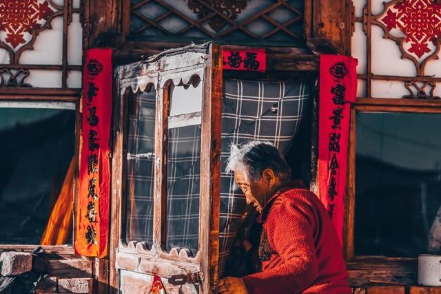 99年的网吧包厢，女同学突然凑过来，说：教我玩个刺激的游戏