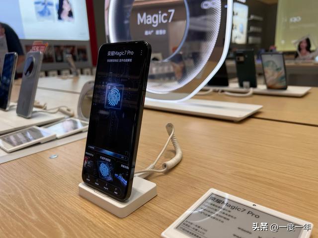 荣耀Magic8系列双芯战略曝光：骁龙与天玑9500差异化布局